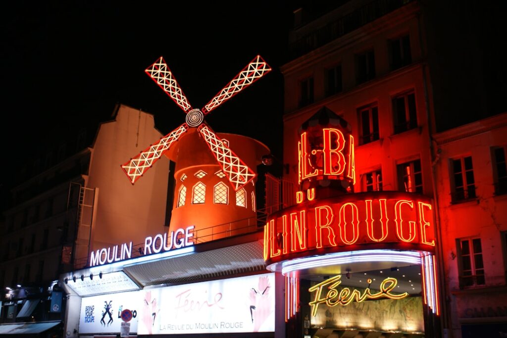 découvrez l’univers envoûtant du cabaret : spectacles glamour, ambiance festive et artistes talentueux pour une soirée inoubliable. réservez votre expérience cabaret dès maintenant !