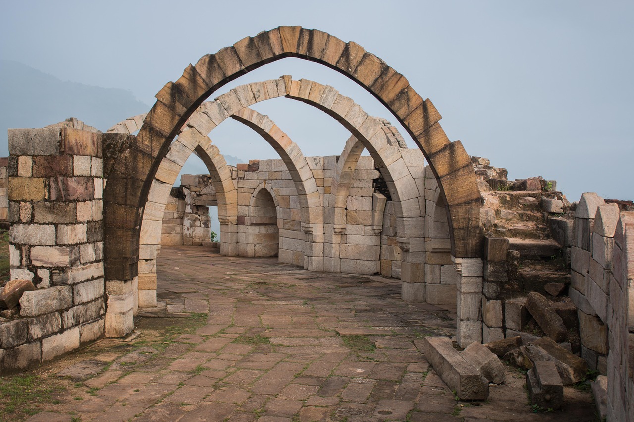 découvrez les sites historiques incontournables à visiter, riches en patrimoine et en histoires fascinantes. explorez monuments emblématiques, vestiges et lieux chargés de mémoire pour un voyage à travers le temps.
