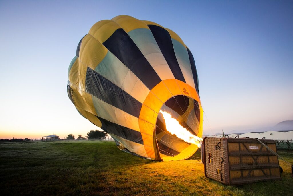 découvrez l'envoûtante expérience d'un vol en montgolfière. émerveillez-vous devant des paysages à couper le souffle et vivez un moment inoubliable en lévitant dans les cieux.
