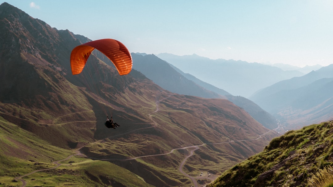 découvrez le parapente : sensations fortes, liberté dans les airs et panoramas à couper le souffle. volez en toute sécurité avec nos conseils et astuces pour débutants et passionnés.